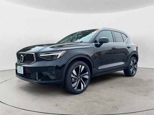 2025 Volvo XC40 B5 Ultra Bright Theme