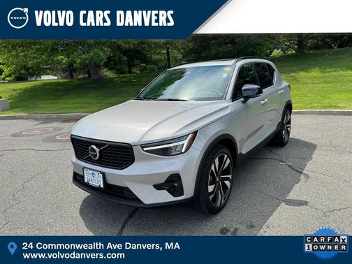 2025 Volvo XC40 B5 Plus Dark Theme