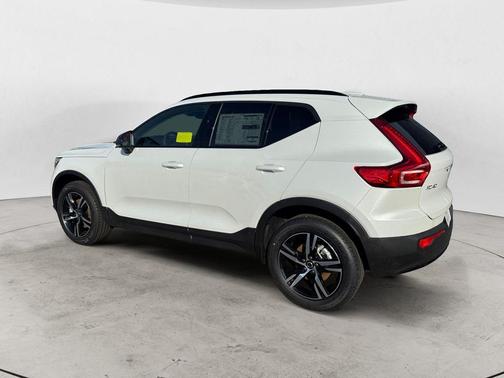 Crystal White 2026 Volvo XC40 B5 Core