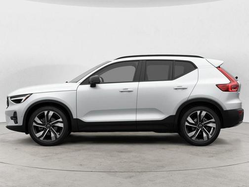 Crystal White 2026 Volvo XC40 B5 Plus