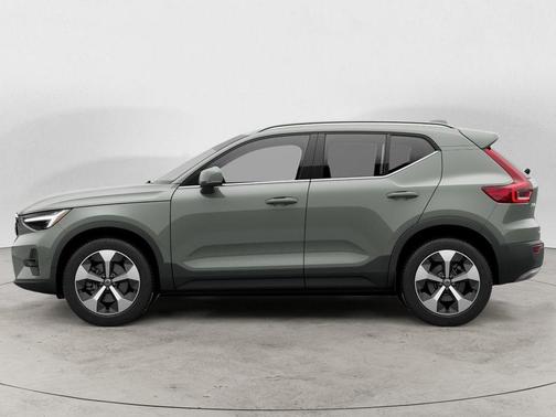 2024 Volvo XC40 B5 Plus Bright Theme