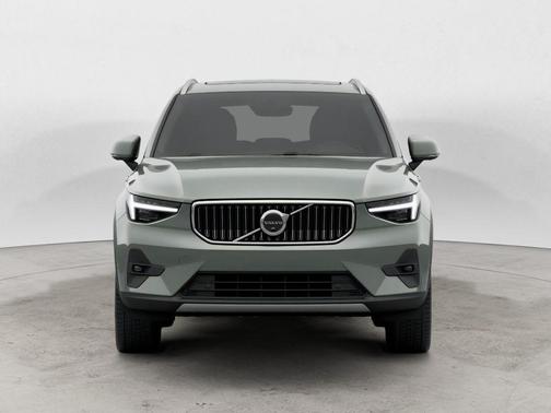 2024 Volvo XC40 B5 Plus Bright Theme