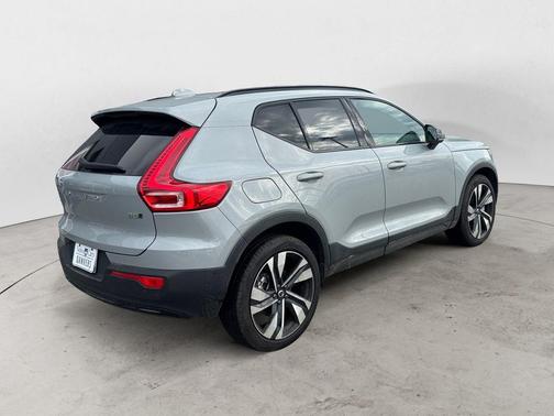 2025 Volvo XC40 B5 Plus Dark Theme