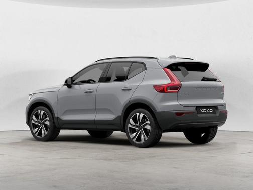 2025 Volvo XC40 B5 Plus Dark Theme
