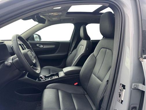 2025 Volvo XC40 B5 Plus Dark Theme