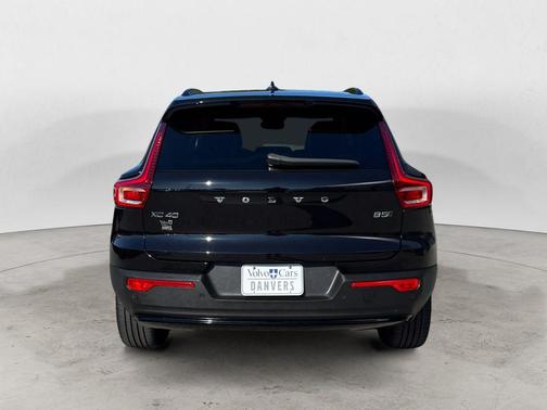 Onyx Black Metallic 2024 Volvo XC40 B5 Plus Dark Theme