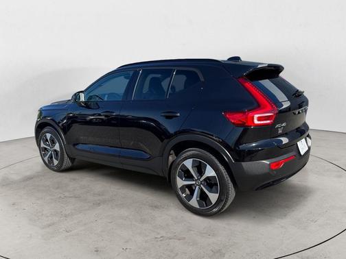 Onyx Black Metallic 2024 Volvo XC40 B5 Plus Dark Theme