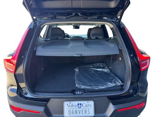 Onyx Black Metallic 2024 Volvo XC40 B5 Plus Dark Theme