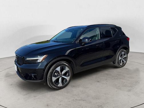 Onyx Black Metallic 2024 Volvo XC40 B5 Plus Dark Theme