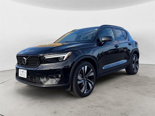 2025 Volvo XC40 B5 Plus Dark Theme