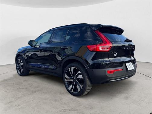 2025 Volvo XC40 B5 Plus Dark Theme