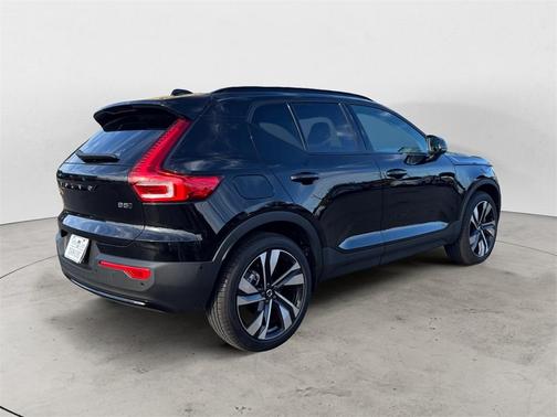 2025 Volvo XC40 B5 Plus Dark Theme