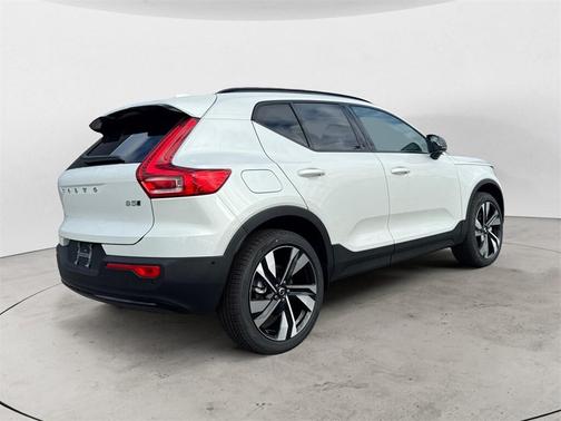 2026 Volvo XC40 B5 Plus