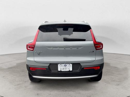 Metallic 2025 Volvo XC40 B5 Core Bright Theme