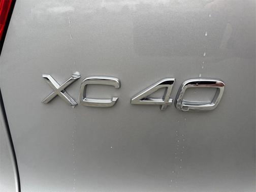2025 Volvo XC40 B5 Ultra Dark Theme