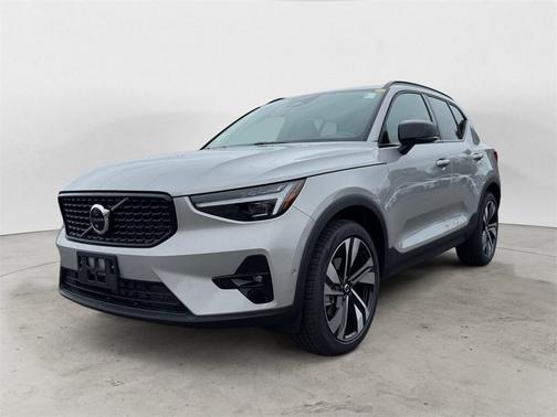 2025 Volvo XC40 B5 Ultra Dark Theme