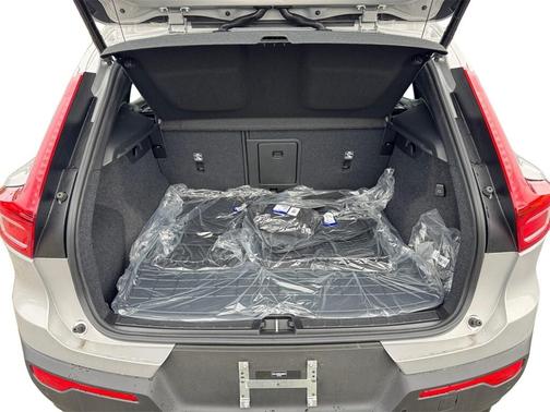 2025 Volvo XC40 B5 Ultra Dark Theme