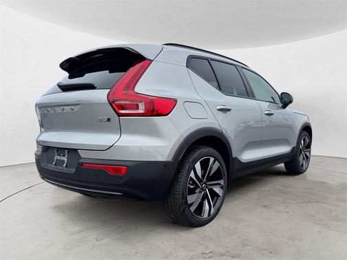 2025 Volvo XC40 B5 Ultra Dark Theme