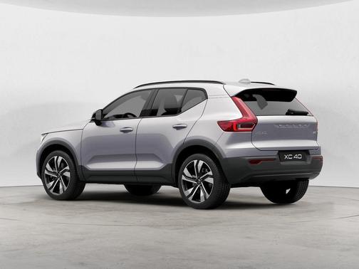 2025 Volvo XC40 B5 Plus Dark Theme