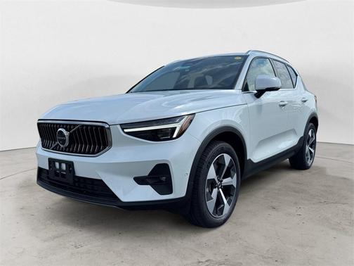 2025 Volvo XC40 B5 Plus Bright Theme