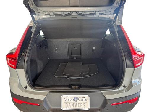 2025 Volvo XC40 B5 Core Bright Theme