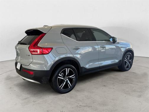 2025 Volvo XC40 B5 Core Bright Theme