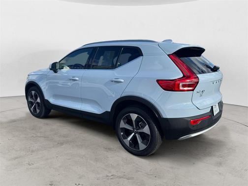 2025 Volvo XC40 B5 Plus Bright Theme