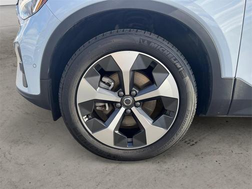 2025 Volvo XC40 B5 Plus Bright Theme