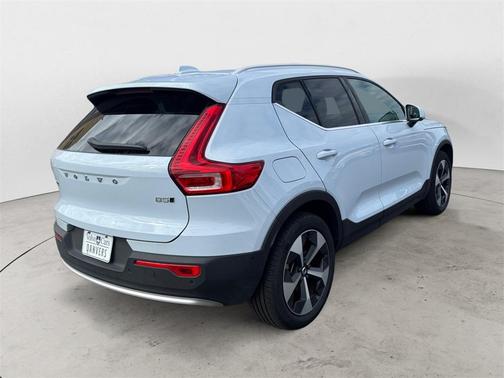 2025 Volvo XC40 B5 Plus Bright Theme