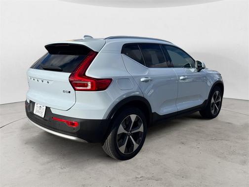 2025 Volvo XC40 B5 Plus Bright Theme