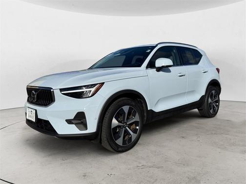 2025 Volvo XC40 B5 Plus Bright Theme