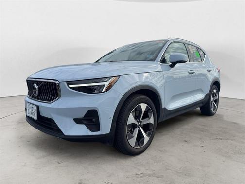 2025 Volvo XC40 B5 Plus Bright Theme