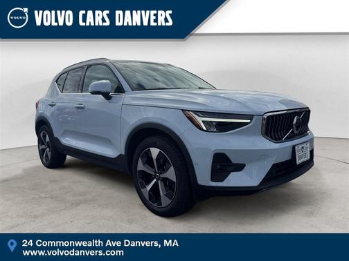 2025 Volvo XC40 B5 Plus Bright Theme