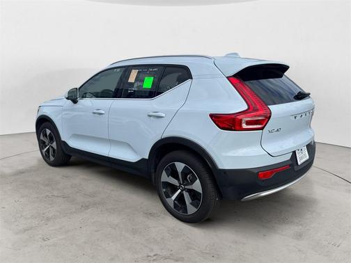 2025 Volvo XC40 B5 Plus Bright Theme