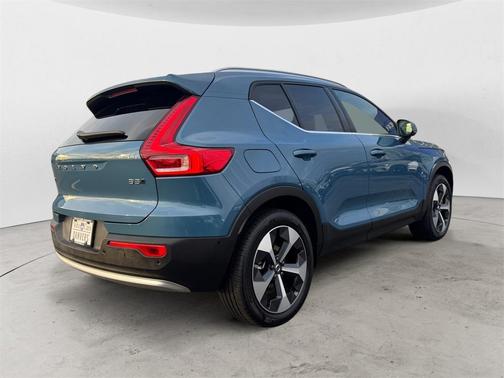 2025 Volvo XC40 B5 Plus Bright Theme