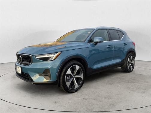2025 Volvo XC40 B5 Plus Bright Theme