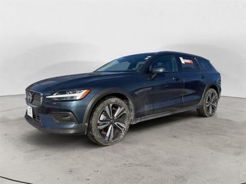 2025 Volvo V60 Cross Country B5 Plus