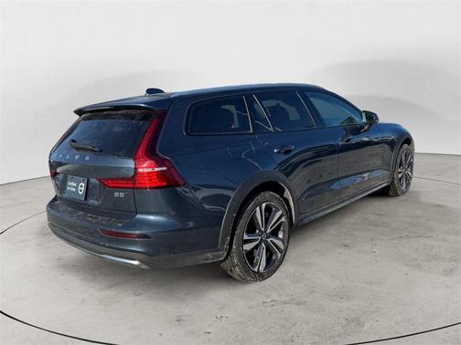 2025 Volvo V60 Cross Country B5 Plus