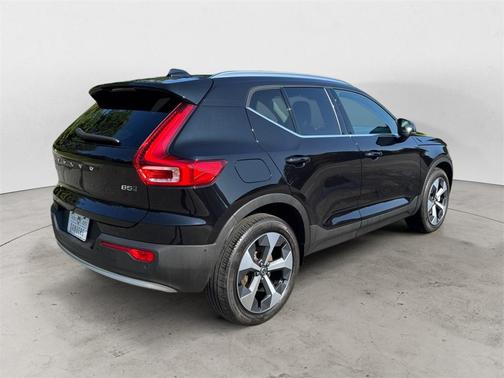 2023 Volvo XC40 B5 Plus Bright Theme