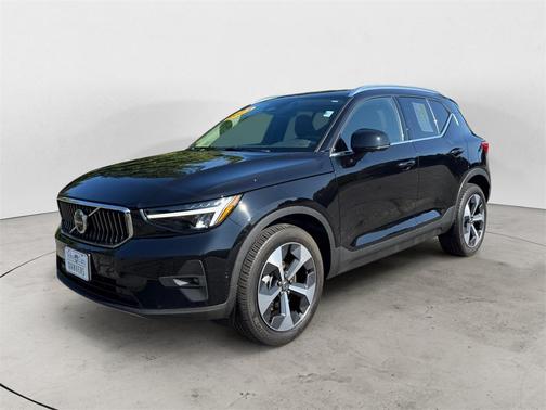 2023 Volvo XC40 B5 Plus Bright Theme