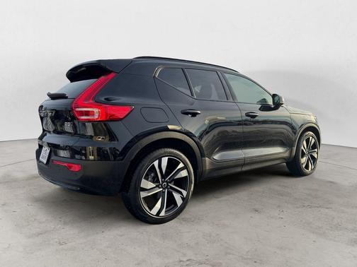 2025 Volvo XC40 B5 Plus Dark Theme