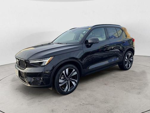 2025 Volvo XC40 B5 Plus Dark Theme
