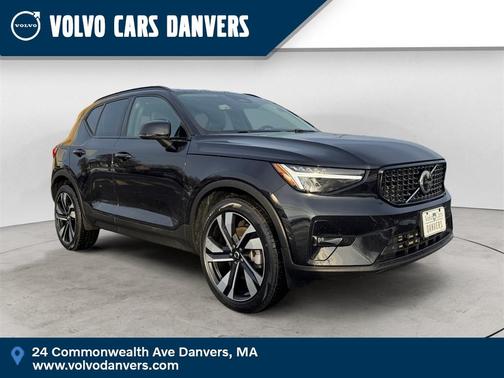 2025 Volvo XC40 B5 Plus Dark Theme