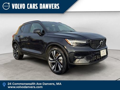 2025 Volvo XC40 B5 Plus Dark Theme