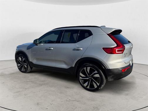2025 Volvo XC40 B5 Plus Dark Theme