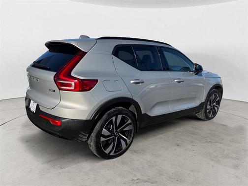 2025 Volvo XC40 B5 Plus Dark Theme