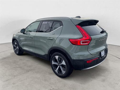 2025 Volvo XC40 B5 Plus Bright Theme
