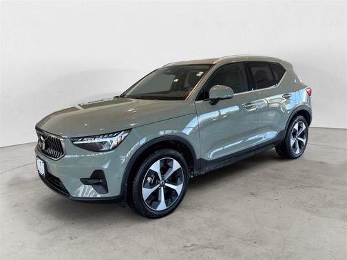 2025 Volvo XC40 B5 Plus Bright Theme