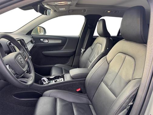 2025 Volvo XC40 B5 Plus Bright Theme