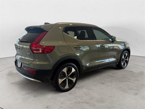 2025 Volvo XC40 B5 Plus Bright Theme